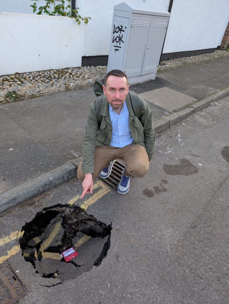 Simon Drage pointing